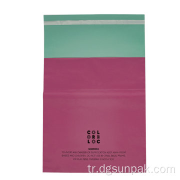 Giysiler torbalanmış paketlenmiş kurye özel poli postalar